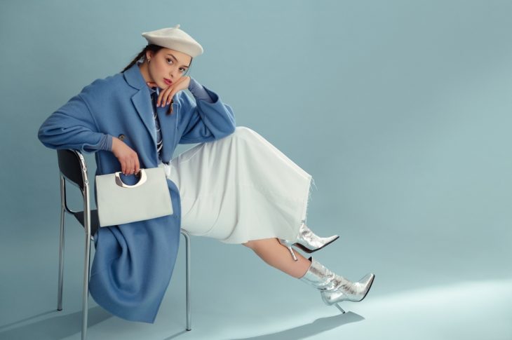 Femeie purtand un palton oversized