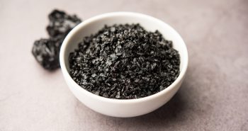 shilajit intr-un bol ceramic alb