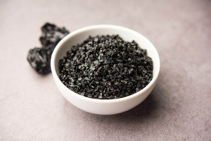 shilajit intr-un bol ceramic alb